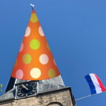 Kerktoren met feestmuts