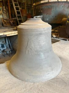 de eerste goten klok met opschrift van de vrienden van de Grote kerk en toren