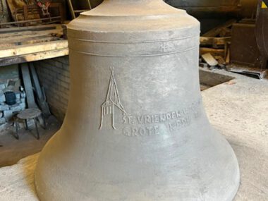 de eerste goten klok met opschrift van de vrienden van de Grote kerk en toren
